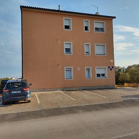 Apartment Zlatko Ровин Екстериор снимка