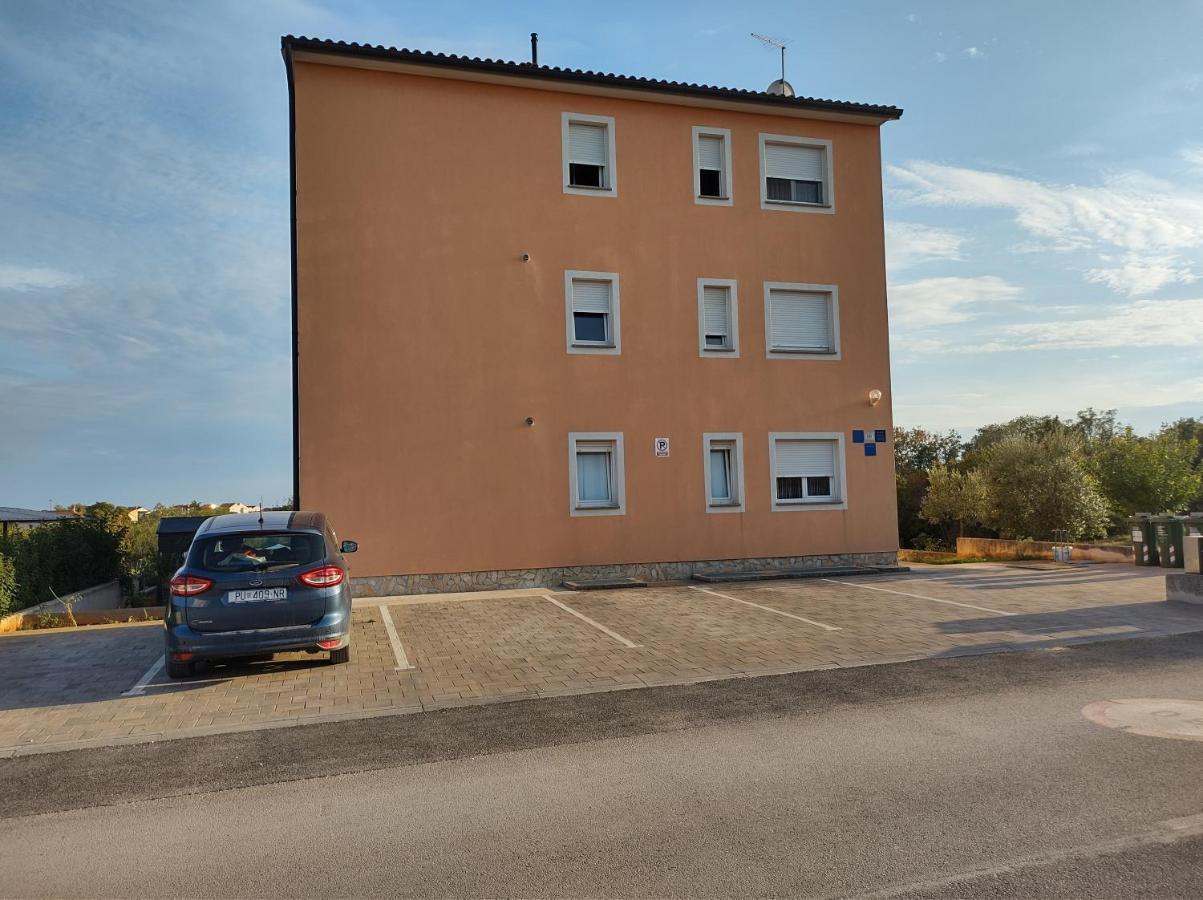 Apartment Zlatko Ровин Екстериор снимка