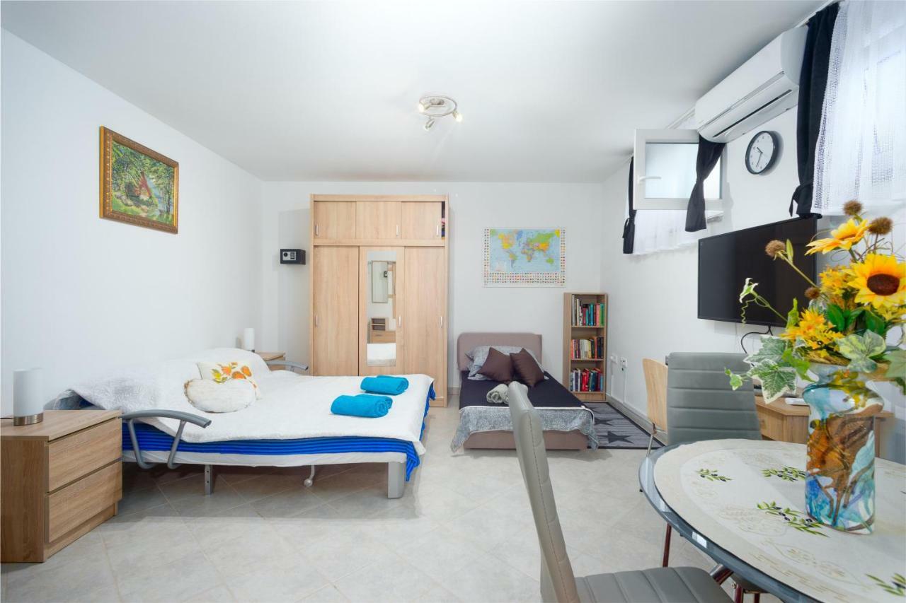 Apartment Zlatko Ровин Екстериор снимка